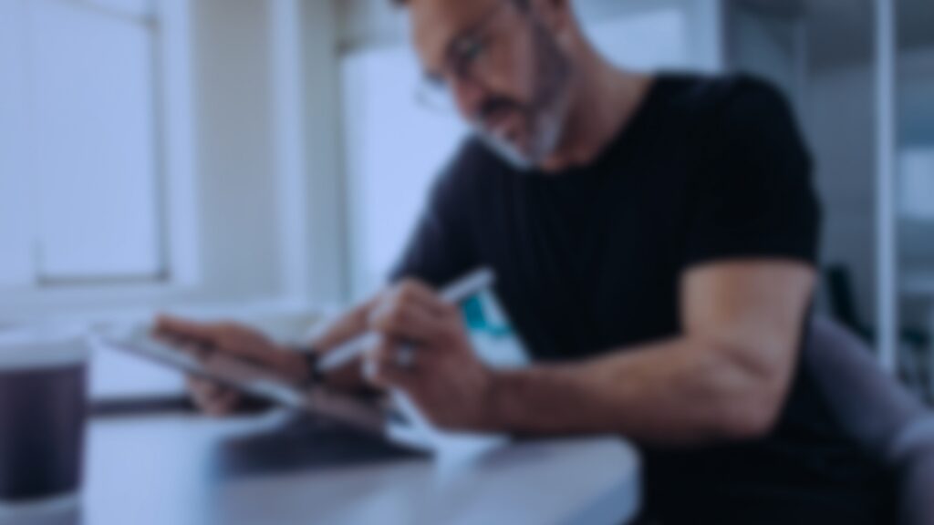 A reprodução de dinâmicas parentais em relações profissionais é um fenômeno amplamente documentado na literatura clínica. Indivíduos criados sob superproteção frequentemente desenvolvem um padrão de dependência decisória que se transfere para figuras de autoridade na vida adulta — chefes, sócios, mentores — sem qualquer consciência dessa transferência. O caso deste caso ilustra uma interseção comum na prática clínica: bloqueios que parecem ser exclusivamente estratégicos ou empresariais, mas que possuem raízes em padrões inconscientes formados na infância. Abordagens puramente racionais — como coaching de negócios ou consultoria empresarial — tendem a falhar nesses casos porque tratam o sintoma (indecisão, estagnação, autossabotagem profissional) sem acessar a causa (a estrutura de dependência emocional que sustenta o comportamento). A conscienciologia clínica, combinada à mentoria estratégica, permite trabalhar simultaneamente nas duas camadas: a reestruturação do padrão inconsciente e a construção de um plano de ação concreto. O resultado não é apenas uma "decisão tomada", mas uma transformação na forma como o indivíduo se posiciona diante de suas próprias escolhas.